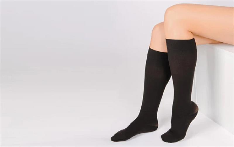 Benefits And Drawbacks Of Wearing Compression Socks While Flying